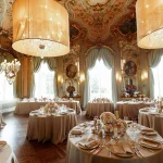 איפה לקיים את האירוע שלכם? gorgeous-italian-hall-with-paintings-wall_8353-656