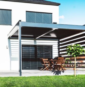 השקעה חכמה: סגירה למרפסת שמש ופרגולות לכניסה לבית